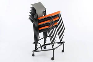 Mit dem Rollwagen lassen sich die gestapelten Stühle leicht transportieren